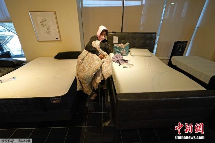 當(dāng)?shù)貢r間2月17日，美國得州的一家畫廊兼家具店內(nèi)，大批民眾來此避寒取暖，其中不乏一些人帶著被子來過夜。美國近日遭遇極寒天氣侵襲，多地氣溫創(chuàng)近年新低，其中得州災(zāi)情最嚴(yán)重，暴風(fēng)雪導(dǎo)致電網(wǎng)在酷寒中癱瘓，約400萬居民家中長時間停電。美國國家氣象局表示，得州休斯敦等地的氣溫甚至比靠近北極圈的阿拉斯加還要低。