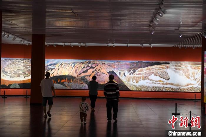 162米巨幅油畫長卷《黃河》吸引市民駐足觀看?！钊A峰 攝