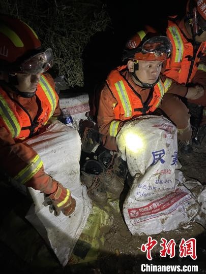 短暫修整期間，消防員脫掉鞋襪，用編織袋套住腿腳保暖?！￠Z旭輝 攝