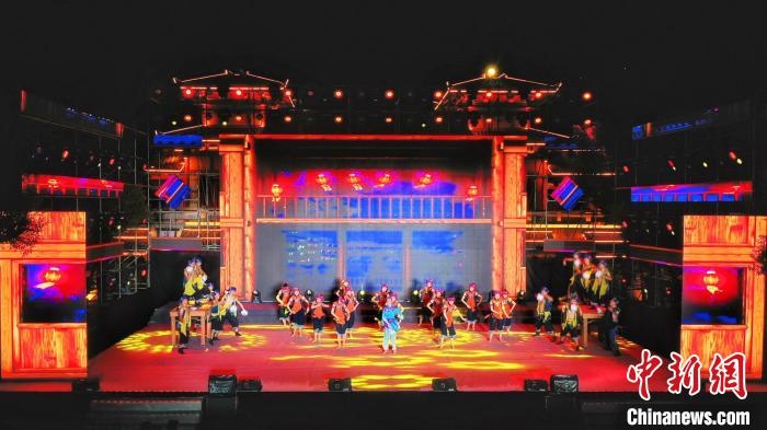 2021昭君文化旅游活動(dòng)專(zhuān)場(chǎng)晚會(huì)現(xiàn)場(chǎng)?！≈苄橇?攝