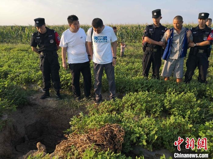 資料圖：犯罪嫌疑人辨認(rèn)作案現(xiàn)場?！〖蜗榭h公安局供圖