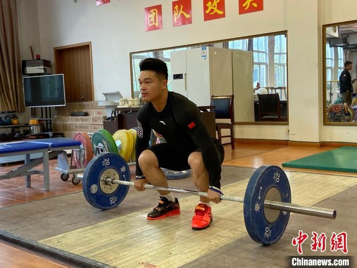 石智勇訓(xùn)練場(chǎng)景?！×植?攝