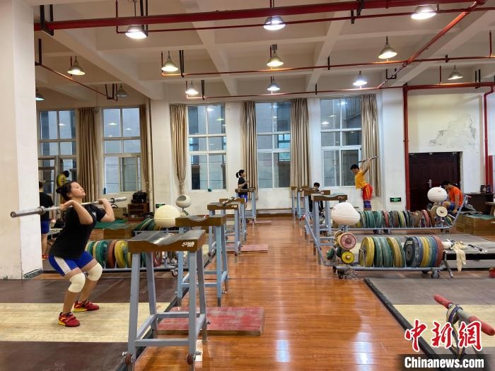 石智勇的師弟師妹們訓(xùn)練場(chǎng)景。　林波 攝