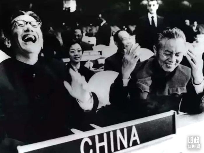 △1971年11月15日，以外交部副部長喬冠華(左一)為團長、黃華(右一)為副團長的中國代表團，首次出現(xiàn)在聯(lián)合國大會上。(資料圖)
