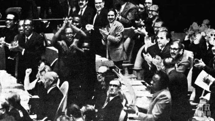 △第2758號決議通過后，現(xiàn)場爆發(fā)出熱烈歡呼聲。(資料圖)