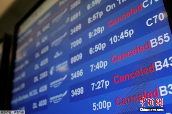水管破裂造成第四航站樓的多家航班延誤或取消。圖為航站樓內(nèi)的電子公告牌顯示航班信息。