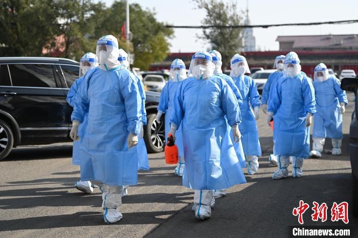 圖為醫(yī)務(wù)人員在封閉小區(qū)做防控工作。　劉文華 攝