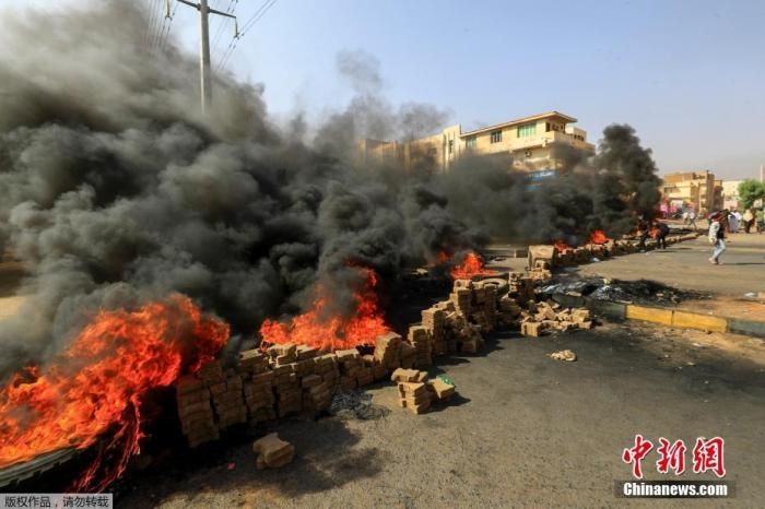 當(dāng)?shù)貢r間10月25日，蘇丹局勢發(fā)生突變，過渡政府總理被“綁架”，政府部長被軍方抓捕，國家進入緊急狀態(tài)，大量民眾走上街頭對軍方行動進行抗議，已有7人在抗議活動中死亡，140人受傷。圖為抗議活動中燃燒的輪胎。