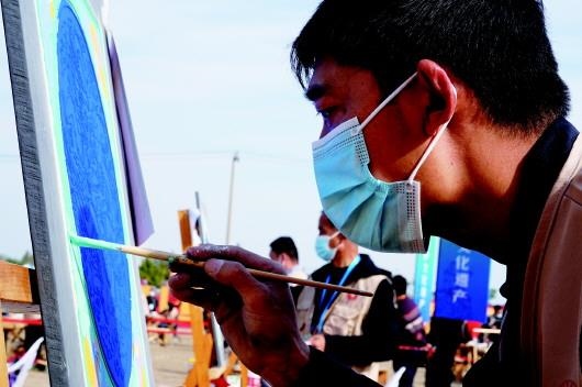 　　參加文物技能競(jìng)賽彩畫項(xiàng)目的選手。