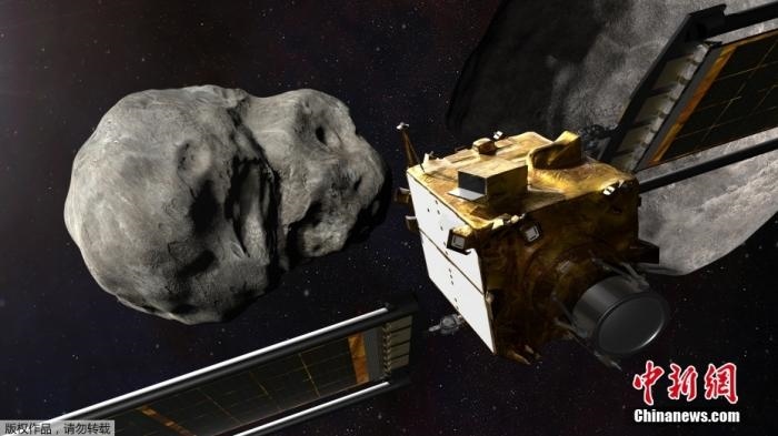 當(dāng)?shù)貢r(shí)間11月4日，法新社公布了兩張來(lái)自美國(guó)宇航局的太空效果圖，畫(huà)面顯示一艘宇宙飛船從小行星后面進(jìn)行撞擊。據(jù)悉，美國(guó)宇航局計(jì)劃讓一艘以每小時(shí)24000公里的速度飛行的宇宙飛船撞上一顆小行星以進(jìn)行“行星防御”測(cè)試，雖然地球尚且沒(méi)有面臨如此緊迫的危險(xiǎn)。