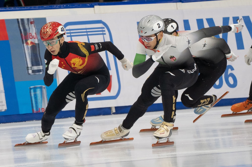 11月20日，中國(guó)選手武大靖(左)和匈牙利選手劉少林在比賽中。劉少林奪得冠軍，武大靖獲得第四名。新華社發(fā)(弗爾季·奧蒂洛 攝)