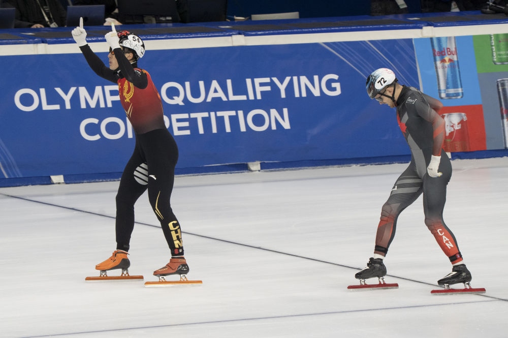 11月20日，任子威(左)在比賽后慶祝。新華社發(fā)(弗爾季·奧蒂洛 攝)