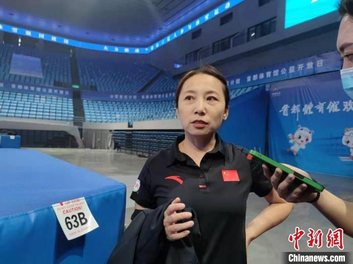 中國(guó)滑冰協(xié)會(huì)主席、前中國(guó)短道速滑隊(duì)主教練李琰表示，”冰雪惠民計(jì)劃“能推動(dòng)更多人上冰 郝凌宇 攝