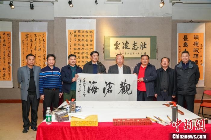 圖為百名將軍書(shū)畫(huà)展活動(dòng)現(xiàn)場(chǎng)?！∷涡憬?攝 攝