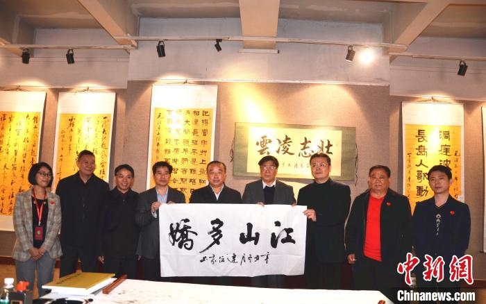 圖為百名將軍書(shū)畫(huà)展活動(dòng)現(xiàn)場(chǎng)?！☆佇玛?yáng) 攝 攝