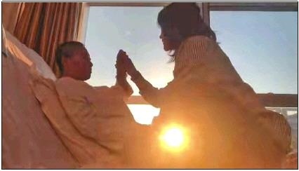 每天早上媽媽醒來后，母女倆都會迎著晨曦握手、擊掌。　視頻截圖