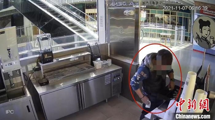 嫌疑人實施犯罪行為的監(jiān)控視頻。　黃浦公安供圖