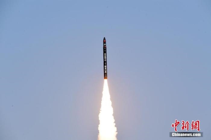 北京時間2021年12月7日12時12分，谷神星一號遙二運載火箭在中國酒泉衛(wèi)星發(fā)射中心成功發(fā)射升空，將搭載的天津大學一號、麗澤一號、寶醞號、金紫荊五號、金紫荊一號03星等5顆小衛(wèi)星順利送入預定軌道，發(fā)射任務獲得圓滿成功。汪江波 攝