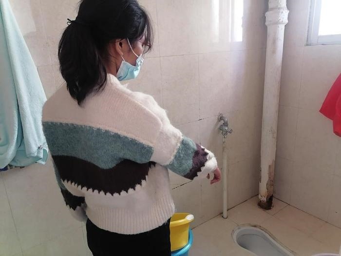  劉小姐在網(wǎng)上找人疏通出租屋里的廁所，被收費(fèi)5380元