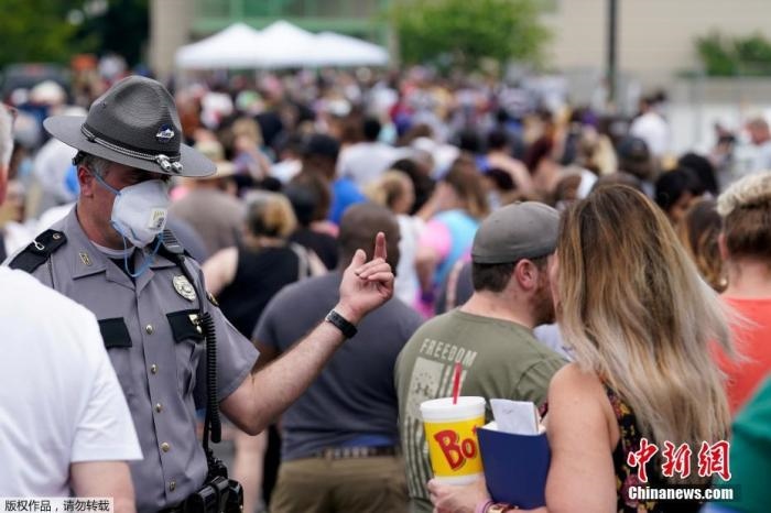 當?shù)貢r間6月17日，美國肯塔基州國會大樓外，上千名在疫情期間失業(yè)的美國民眾在此排隊等候進入大樓。據(jù)悉肯塔基州在疫情期間開設了臨時失業(yè)辦公室。