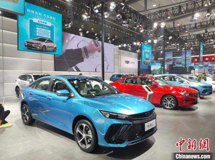 長沙國際車展上展出的汽車?！√菩∏?攝