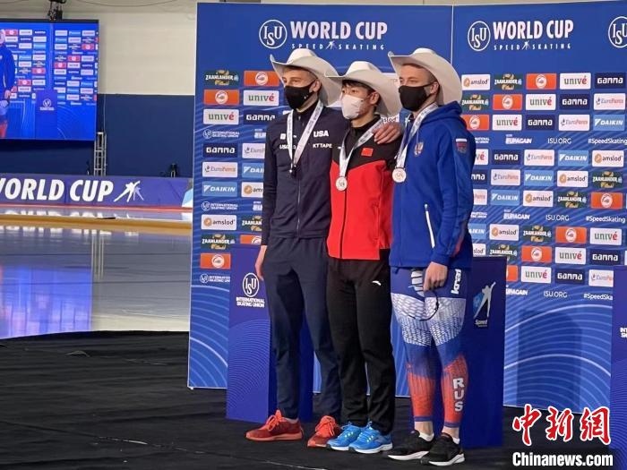 寧忠?guī)r在頒獎儀式上?！『邶埥◇w育局提供