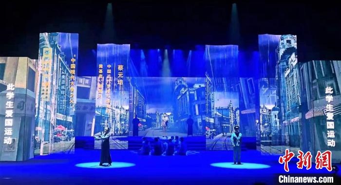 圖為“百年風(fēng)華”大型音樂(lè)史詩(shī)劇現(xiàn)場(chǎng)?！⒑ｌ` 攝