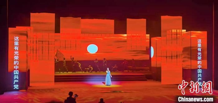 圖為“百年風(fēng)華”大型音樂(lè)史詩(shī)劇現(xiàn)場(chǎng)。　劉海靈 攝