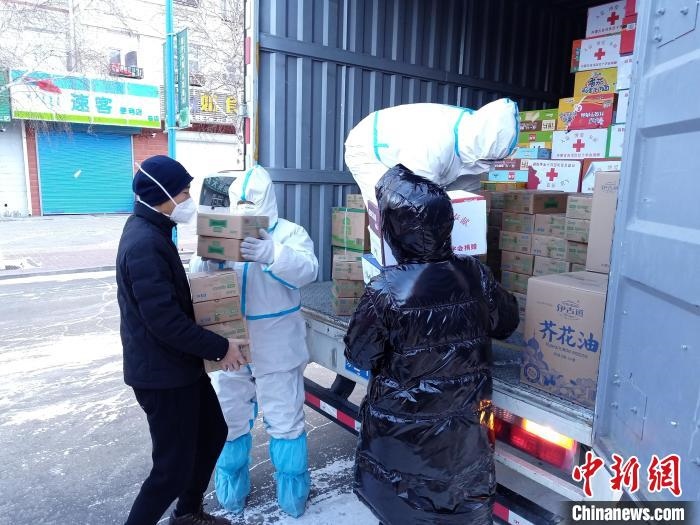 圖為滿洲里物資保障巡回補(bǔ)給車隊(duì)配貨現(xiàn)場(chǎng)。　秦甜偉 攝