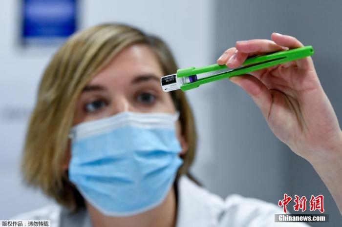 資料圖：比利時醫(yī)護(hù)人員正在準(zhǔn)備新冠疫苗接種工作。