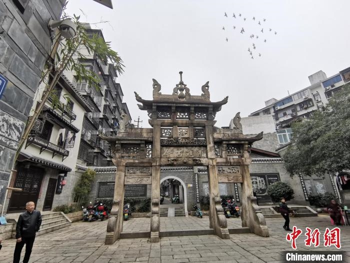 “道冠古今”牌坊?！×荷?攝