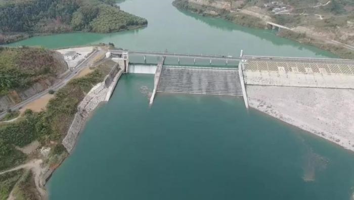 　　圖1 2021年12月7日，督察組使用無(wú)人機(jī)拍攝，保護(hù)區(qū)實(shí)驗(yàn)區(qū)內(nèi)的八吝大壩已建成，且未設(shè)置過(guò)魚(yú)設(shè)施