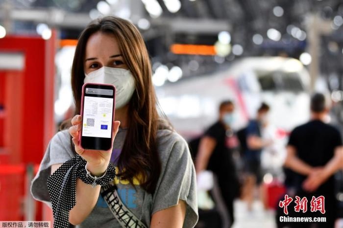 當?shù)貢r間2021年9月1日，意大利米蘭，乘客在火車站出示的健康證明。