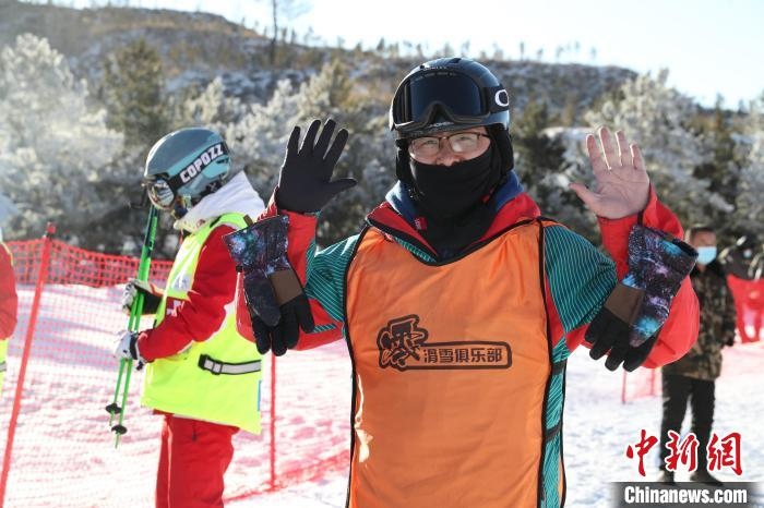 圖為滑雪場(chǎng)現(xiàn)場(chǎng)。　許婷 攝