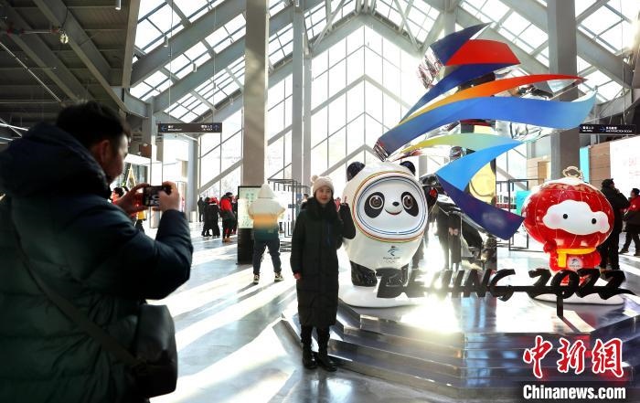 圖為滑雪場(chǎng)現(xiàn)場(chǎng)。　許婷 攝