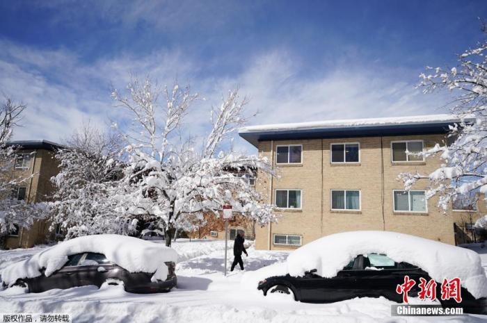 資料圖：當?shù)貢r間2021年3月15日，美國科羅拉多州丹佛，當?shù)赜瓉韽姳╋L雪天氣，城市被積雪覆蓋。