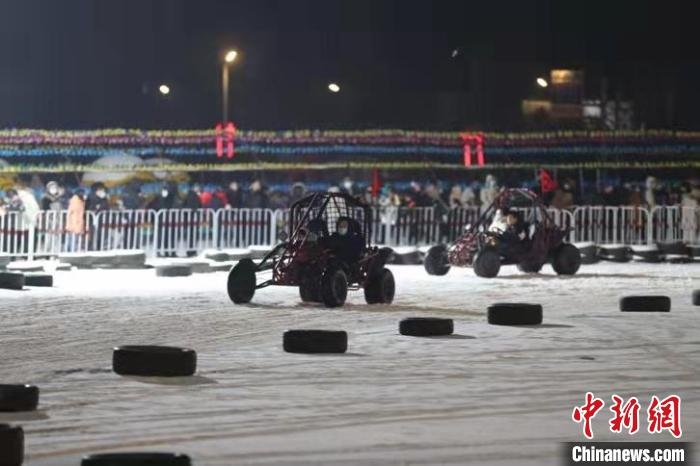 來吧，一起體驗(yàn)雪地越野車的刺激吧。　于海洋 攝