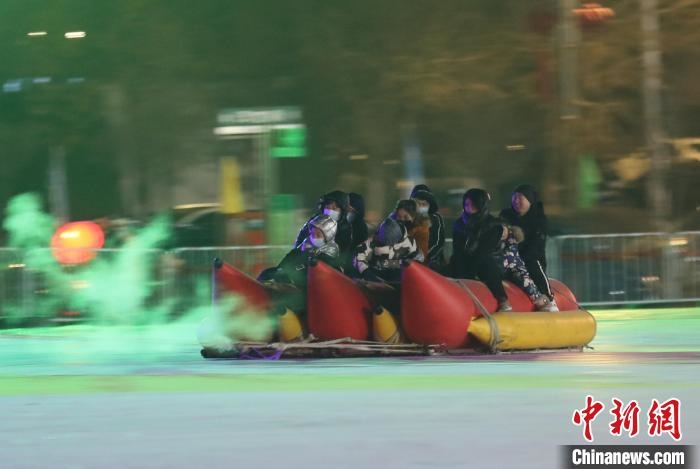 民眾沉醉在冰上香蕉船的快樂中?！∮诤Ｑ?攝