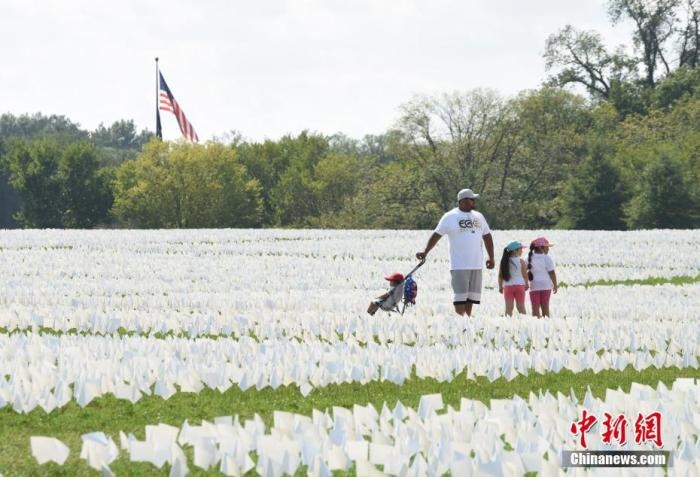 當?shù)貢r間2021年9月18日，美國首都華盛頓國家廣場上插著數(shù)十萬白色旗幟，悼念新冠逝者。這個名為“在美國：銘記”藝術裝置由美國藝術家弗斯滕伯格(Suzanne Firstenberg)策劃，她計劃在兩周內與公眾一起在華盛頓國家廣場插上與美國新冠死亡病例數(shù)對應的白旗，以示悼念。 <a target='_blank' href='/'>中新社</a>記者 陳孟統(tǒng) 攝