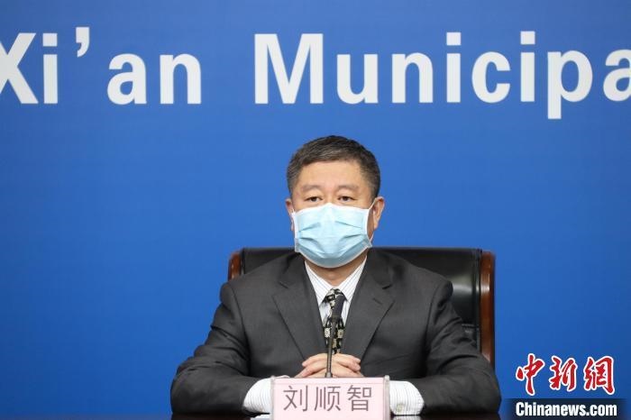 圖為西安市衛(wèi)生健康委主任劉順智6日在新聞發(fā)布會上?！∥靼彩姓﹫D