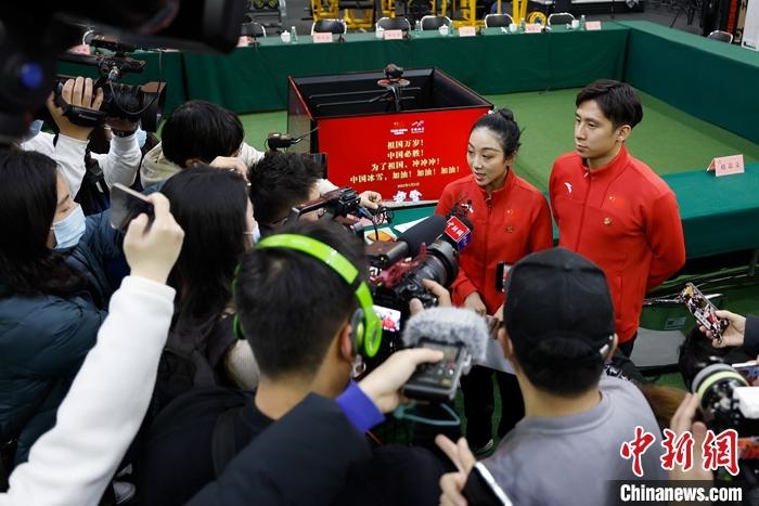 1月5日晚，全力沖刺北京冬奧學(xué)習(xí)座談會(huì)在北京舉行。座談會(huì)后，中國(guó)花樣滑冰雙人滑組合隋文靜、韓聰接受記者采訪。 <a target='_blank' href='/'>中新社</a>記者 富田 攝