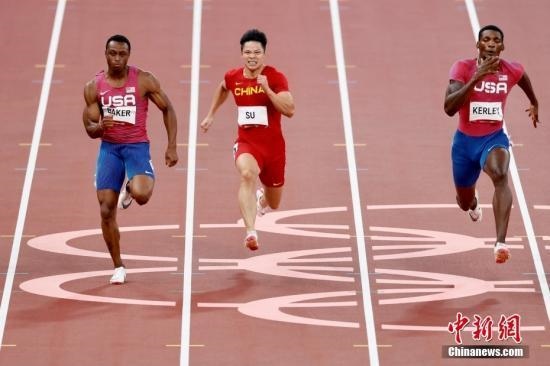 資料圖：北京時間8月1日晚，在東京奧運會男子百米決賽中，中國選手蘇炳添以9.98秒的成績獲得第六名，作為首位闖進奧運男子百米決賽的中國人，他再次創(chuàng)造了歷史。圖為蘇炳添在比賽中。<a target='_blank' href='/'>中新社</a>記者 富田 攝