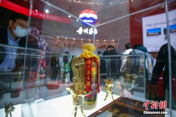 10月19日，天津，參觀者在中國(guó)茅臺(tái)展位參觀展示的白酒。當(dāng)天，第105屆全國(guó)糖酒商品交易會(huì)在國(guó)家會(huì)展中心(天津)啟幕。本屆糖酒會(huì)展覽總面積20萬平方米，吸引了來自40多個(gè)國(guó)家和地區(qū)的3504家參展商參展，共設(shè)置了傳統(tǒng)酒類、葡萄酒及國(guó)際烈酒、食品及飲料、調(diào)味品及配料、食品機(jī)械及包裝等展區(qū)。 <a target='_blank' href='/'>中新社</a>記者 佟郁 攝