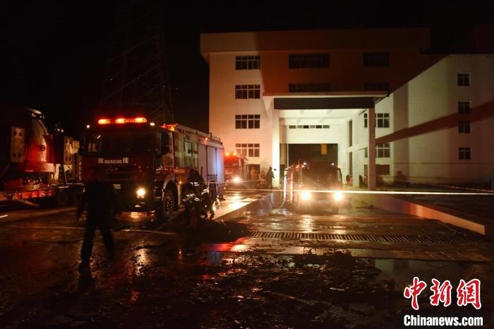 丹巴關州電站外多臺消防車輛正在開展排水作業(yè)?！≈苡?攝