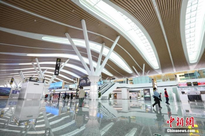 資料圖：貴陽(yáng)龍洞堡國(guó)際機(jī)場(chǎng)T3航站樓出發(fā)大廳。 瞿宏倫 攝