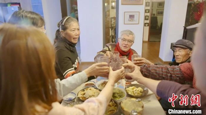 圖為賀歲紀(jì)錄片《“洋女婿”的中國(guó)年》劇照。　胡遠(yuǎn)航 攝