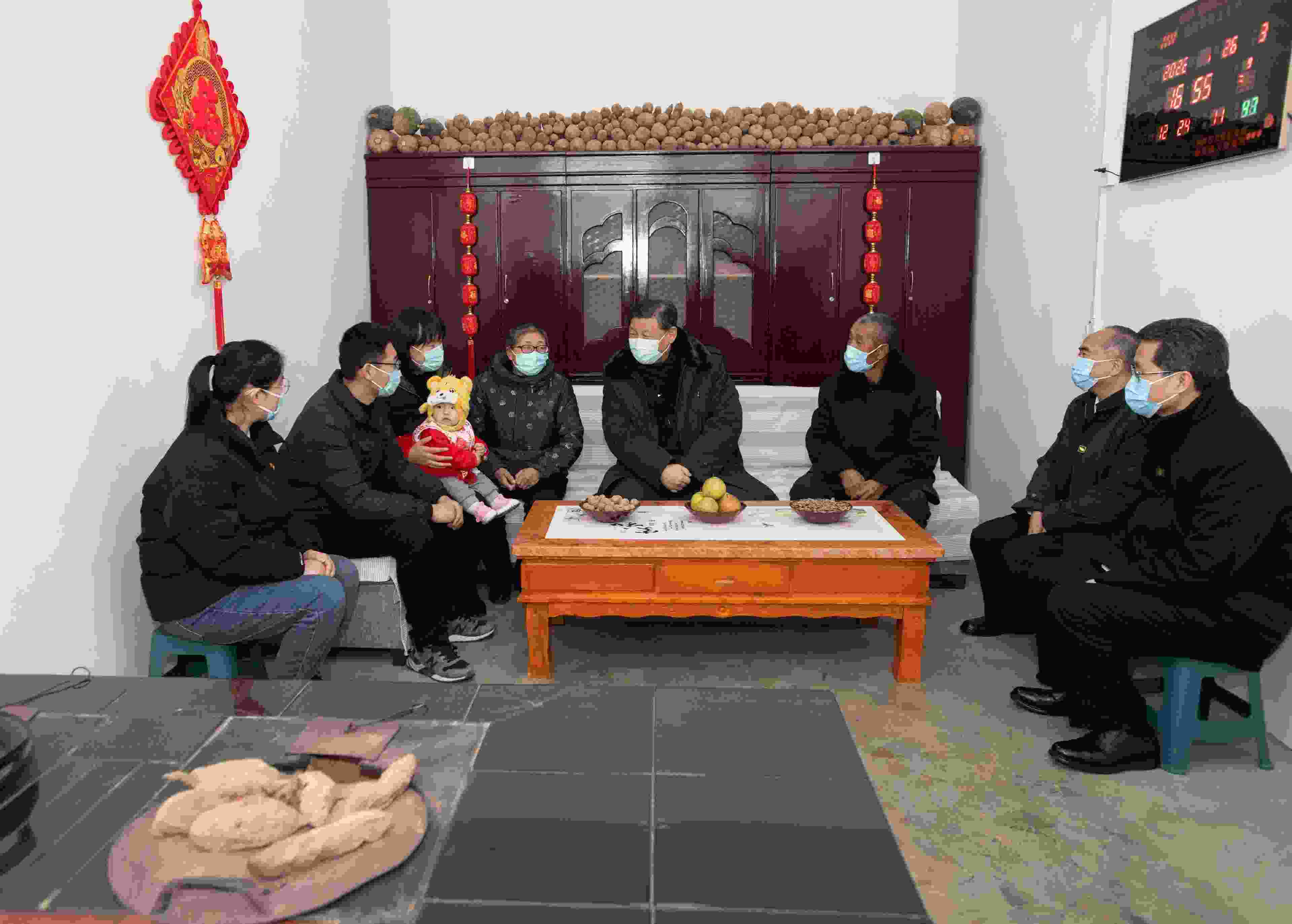 △2022年1月26日，中共中央總書記、國家主席、中央軍委主席習近平在臨汾市汾西縣僧念鎮(zhèn)段村同村民蔡文明一家親切交流。