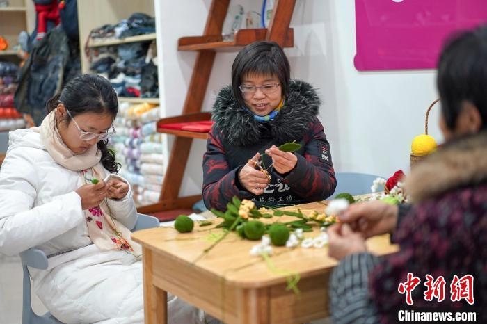 文創(chuàng)工作室的姐妹們正在鉤織月桂葉片?！」帕捡x 攝