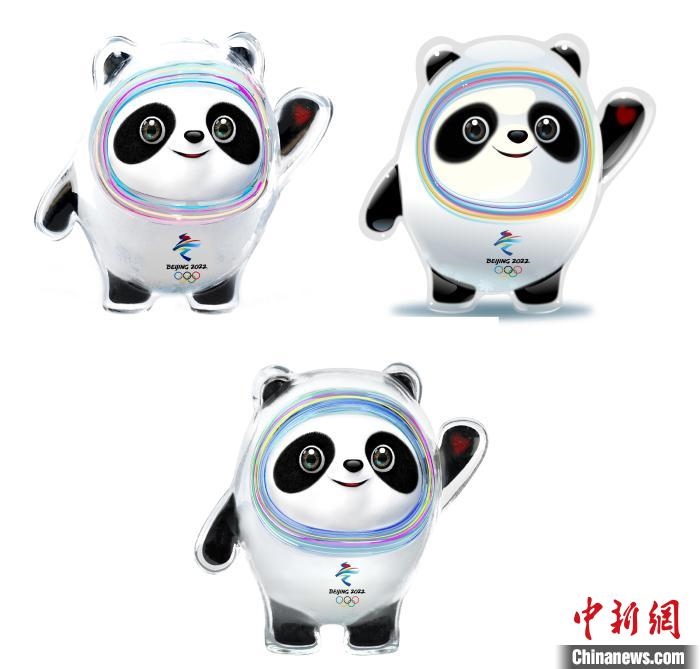 設(shè)計(jì)團(tuán)隊(duì)將“冰絲帶”的形象引入大熊貓后逐漸成型。上方兩個(gè)形象還是外八字腳，下方形象為最終定稿。　劉平云供圖