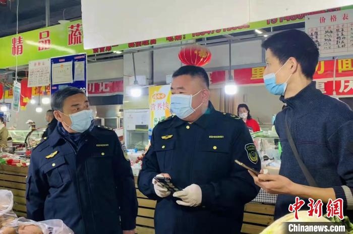 圖為執(zhí)法人員進行調(diào)查?！±铈面谩z